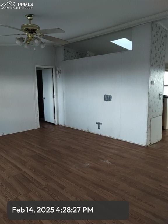 unfurnished room with dark wood-style floors and a ceiling fan