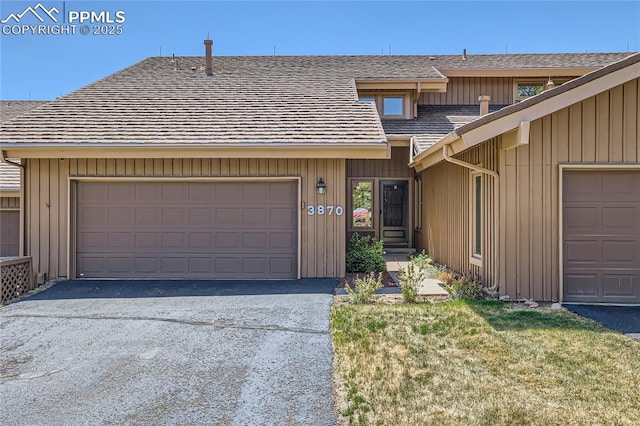 view of front of property featuring driveway