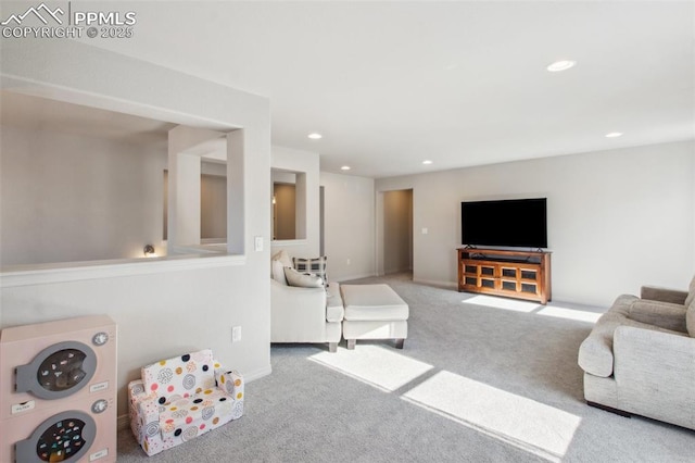 living area with carpet floors, recessed lighting, and baseboards