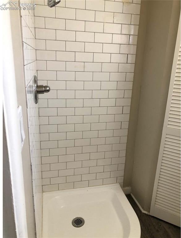 full bathroom featuring a stall shower