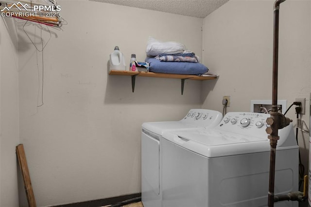 washroom featuring a textured ceiling, laundry area, and independent washer and dryer