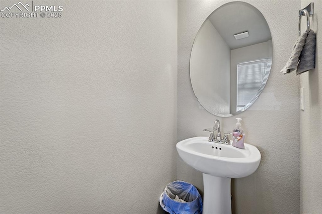 bathroom featuring a textured wall