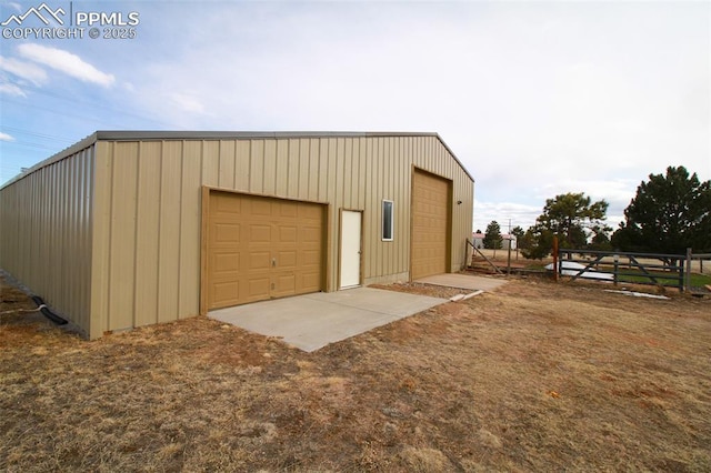 detached garage with fence