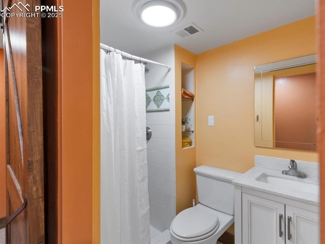 full bathroom with toilet, curtained shower, vanity, and visible vents