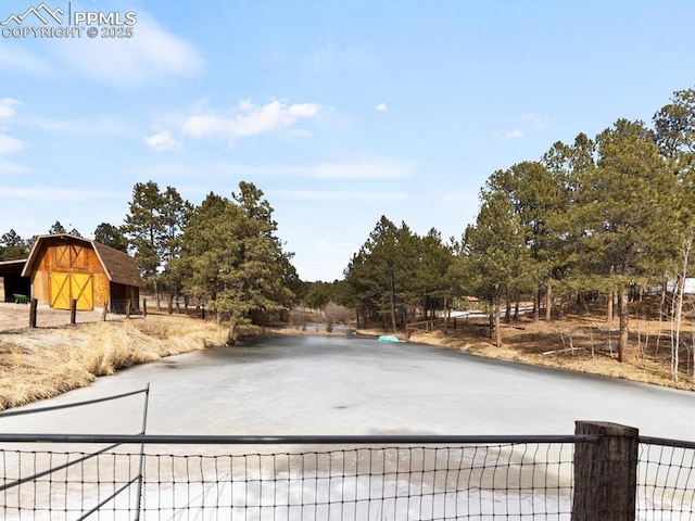 view of yard with driveway