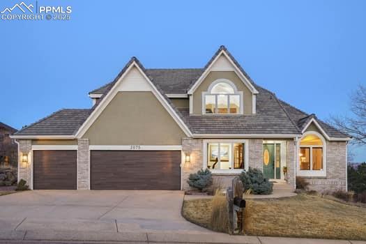 view of front facade with a garage and concrete driveway