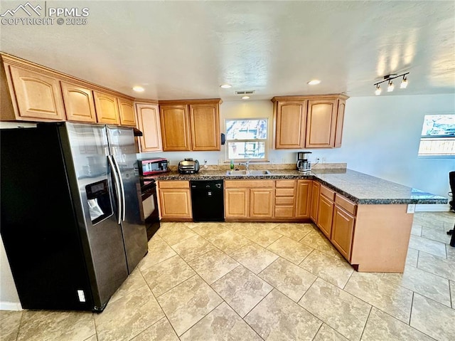 kitchen featuring recessed lighting, visible vents, a sink, a peninsula, and black appliances