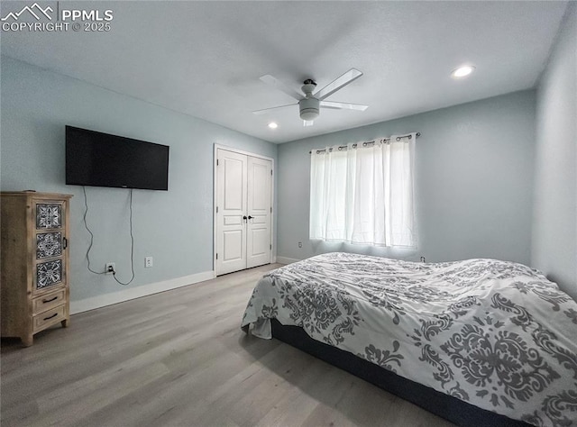 bedroom with ceiling fan, recessed lighting, wood finished floors, baseboards, and a closet