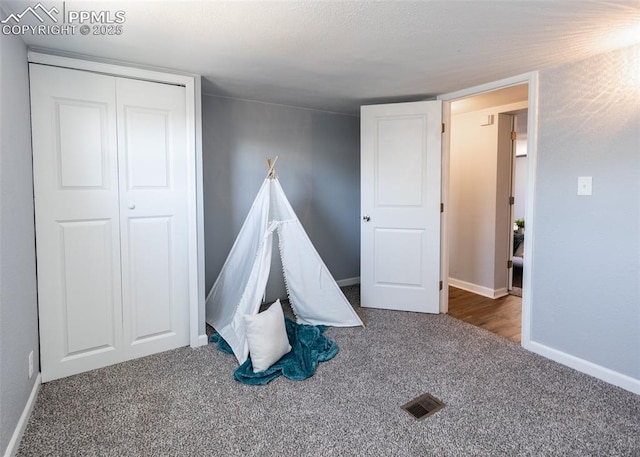 playroom featuring carpet, visible vents, and baseboards