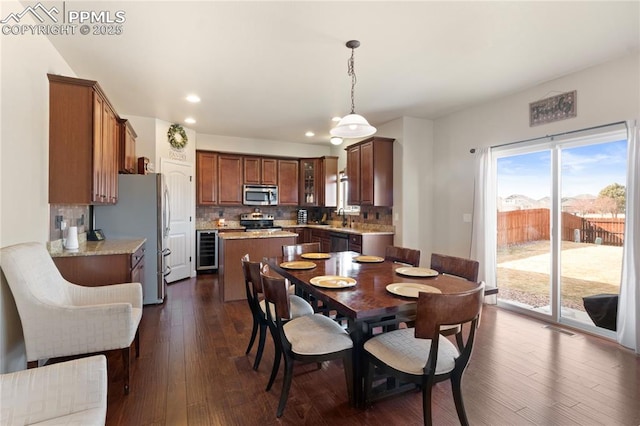 dining room featuring wine cooler, visible vents, dark wood-style flooring, and recessed lighting