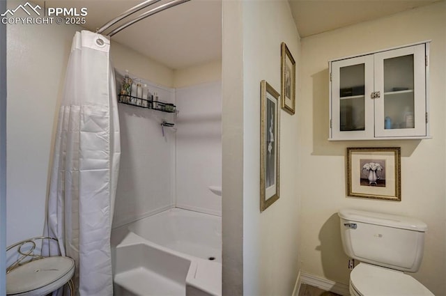 bathroom featuring toilet and shower / bath combo with shower curtain