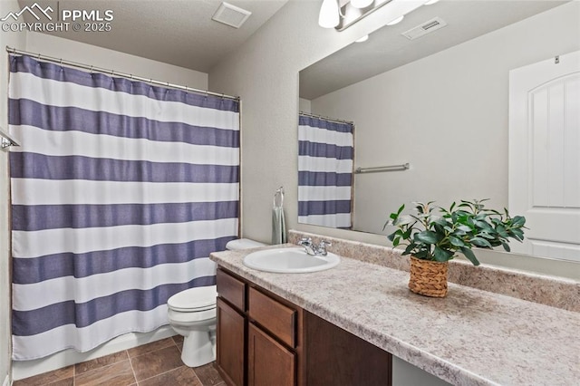 bathroom with a shower with curtain, visible vents, vanity, and toilet