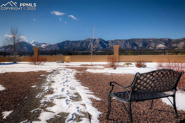 view of yard with fence and a mountain view