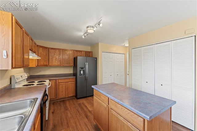 kitchen with dark wood-style flooring, white electric range oven, a sink, stainless steel fridge, and under cabinet range hood