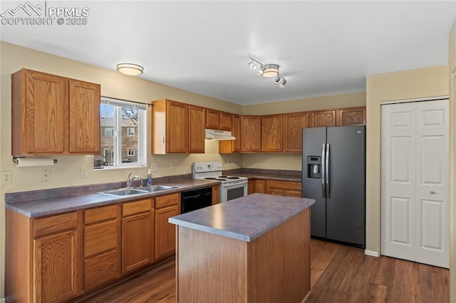 kitchen featuring dark wood finished floors, electric stove, stainless steel fridge with ice dispenser, under cabinet range hood, and a sink