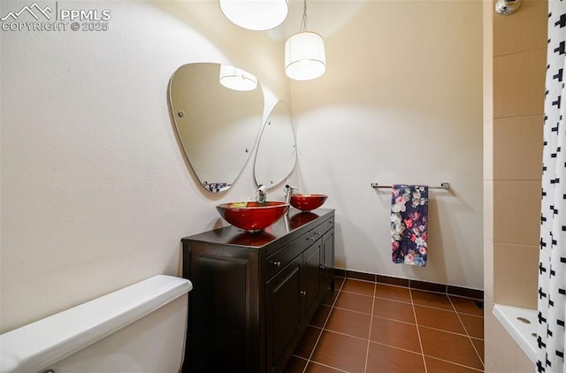 full bath with baseboards, toilet, a shower with curtain, tile patterned floors, and vanity