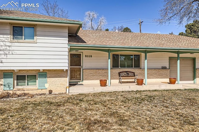 property entrance featuring a porch and a shingled roof