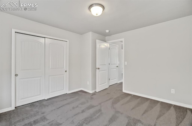 unfurnished bedroom featuring carpet, baseboards, and a closet