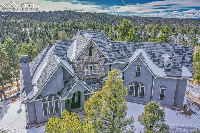 birds eye view of property featuring a wooded view