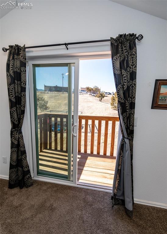 entryway featuring carpet flooring and baseboards