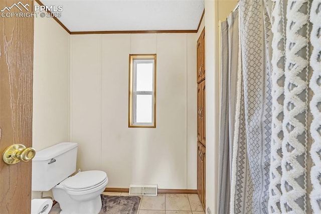 full bathroom featuring curtained shower, tile patterned flooring, toilet, visible vents, and ornamental molding