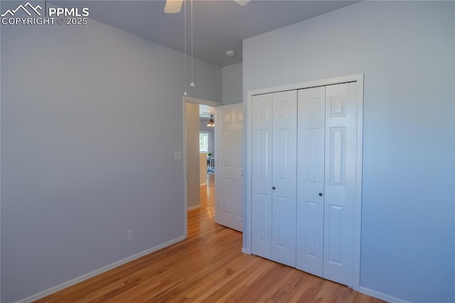 unfurnished bedroom with light wood-type flooring, ceiling fan, baseboards, and a closet