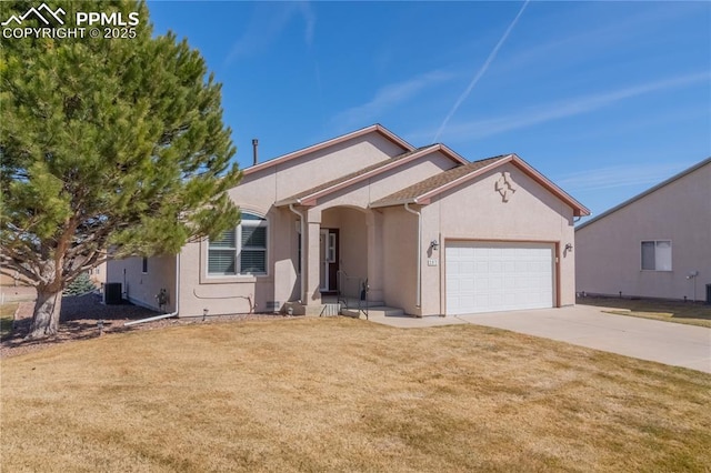 view of front of property featuring an attached garage, cooling unit, driveway, stucco siding, and a front lawn