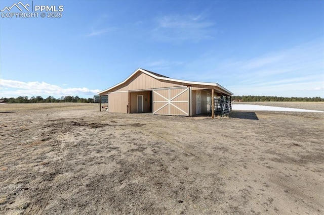 view of outdoor structure with an outbuilding