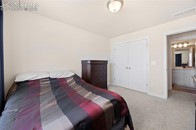 bedroom featuring a closet, visible vents, baseboards, and carpet flooring