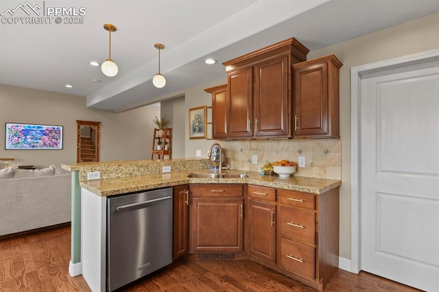 kitchen featuring dark wood-type flooring, open floor plan, a sink, dishwasher, and a peninsula