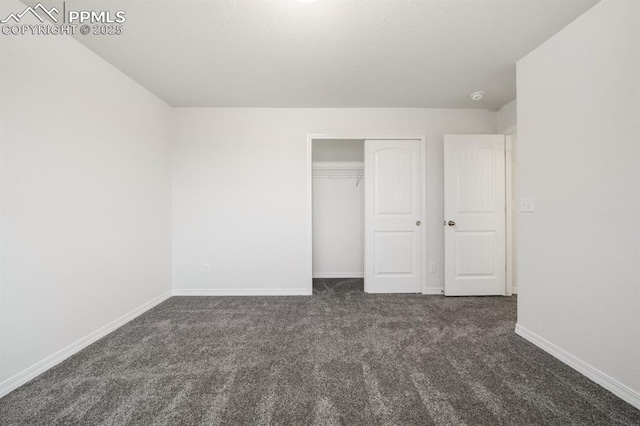 unfurnished bedroom featuring carpet, baseboards, and a closet