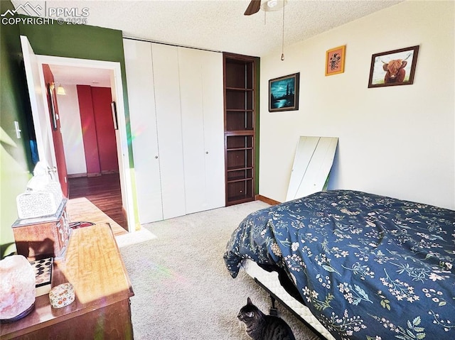 bedroom with carpet, a closet, a ceiling fan, and a textured ceiling