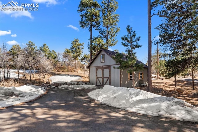 exterior space with an outdoor structure, a garage, and a shed