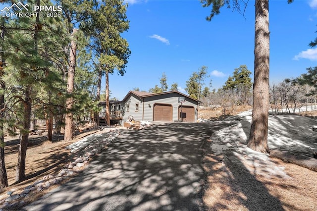 view of front facade with a garage and driveway