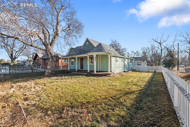 view of front of property with covered porch, a fenced backyard, and a front yard