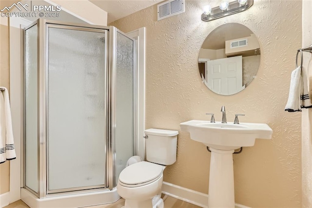 full bath with toilet, a textured wall, a shower stall, and visible vents