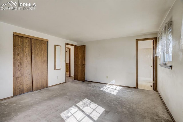 unfurnished bedroom featuring baseboards and a closet