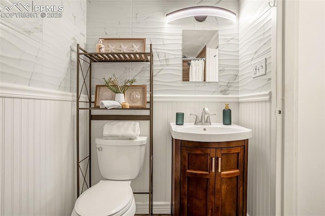 full bath with toilet, a shower with shower curtain, and vanity