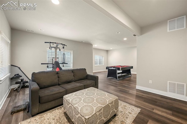 living area featuring baseboards, visible vents, wood finished floors, and recessed lighting