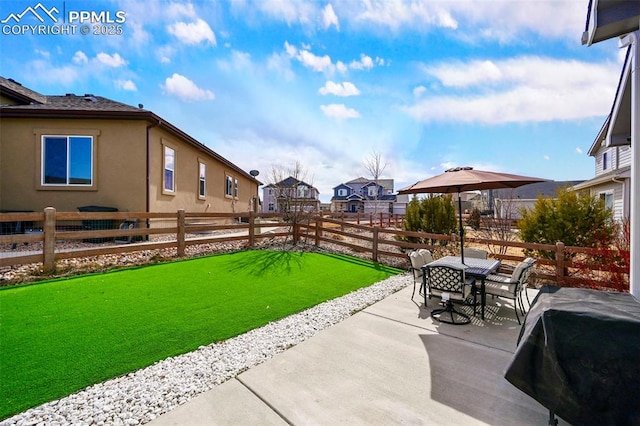 view of yard with outdoor dining space, a patio area, a residential view, and a fenced backyard