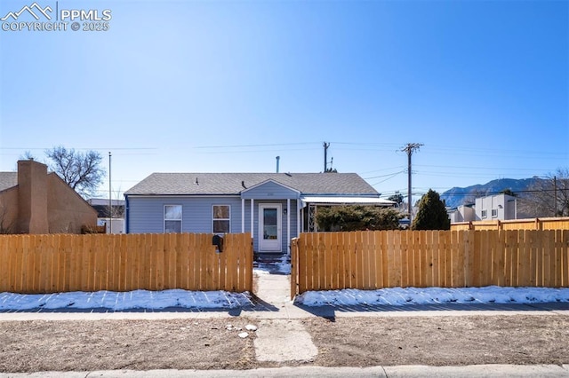 view of front of home featuring a fenced front yard