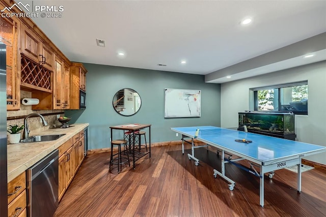 playroom featuring dark wood-style floors, visible vents, a sink, and recessed lighting