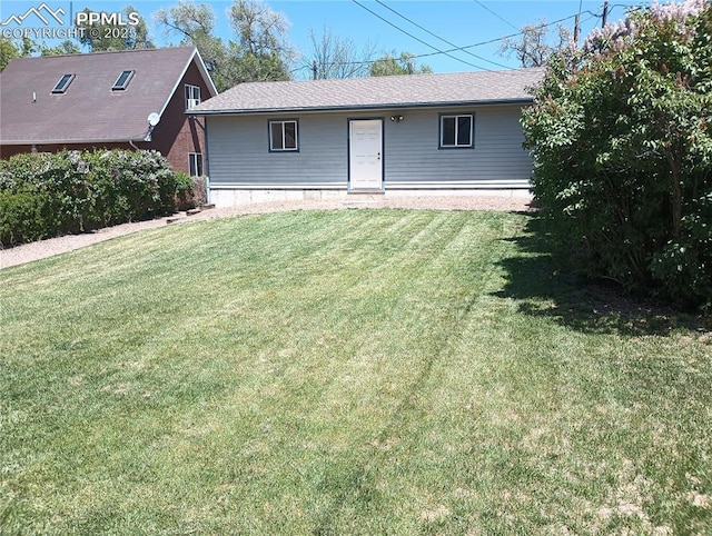 view of front facade featuring a front yard