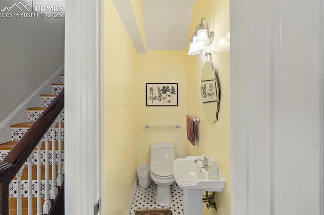 bathroom featuring a sink and toilet