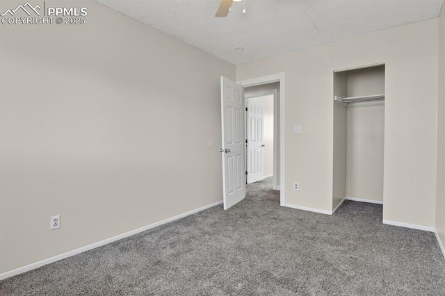 unfurnished bedroom with a textured ceiling, ceiling fan, carpet flooring, baseboards, and a closet