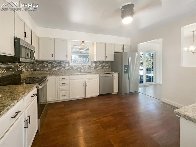 kitchen with tasteful backsplash, appliances with stainless steel finishes, a sink, and a healthy amount of sunlight