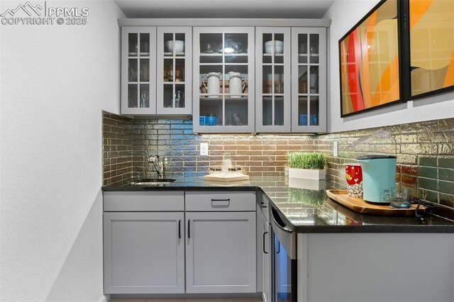 bar featuring indoor wet bar, a sink, and decorative backsplash