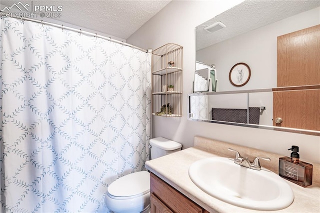 full bath with visible vents, a shower with curtain, toilet, a textured ceiling, and vanity