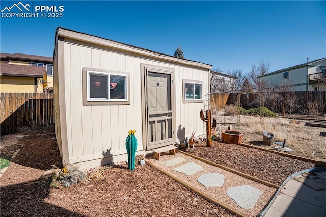 view of outdoor structure featuring an outdoor structure and a fenced backyard