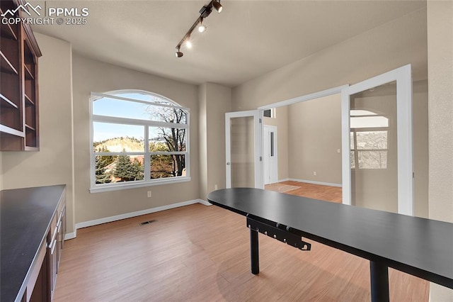 playroom with light wood-style floors, visible vents, and baseboards